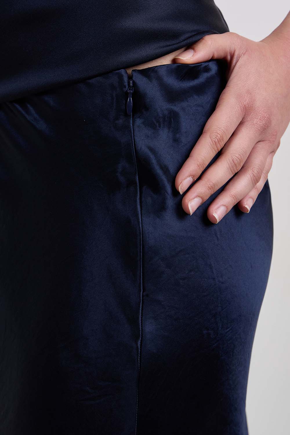 תמונת תקריב דוגמן של חצאית מקסי