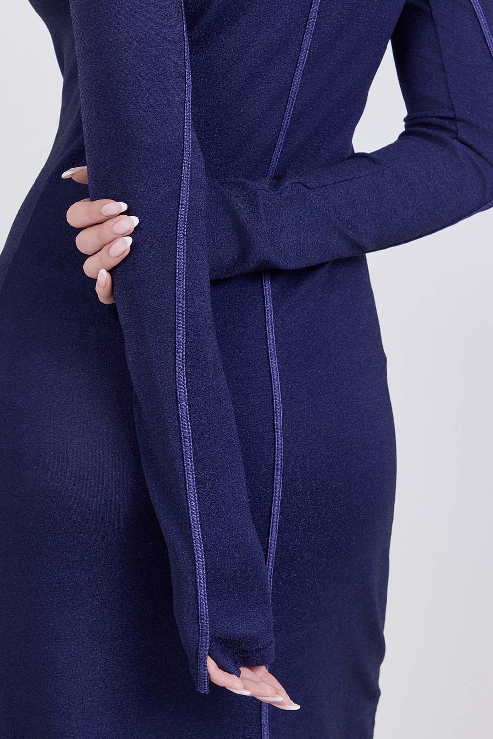 תמונת תקריב דוגמן של שמלת גולף מקסי