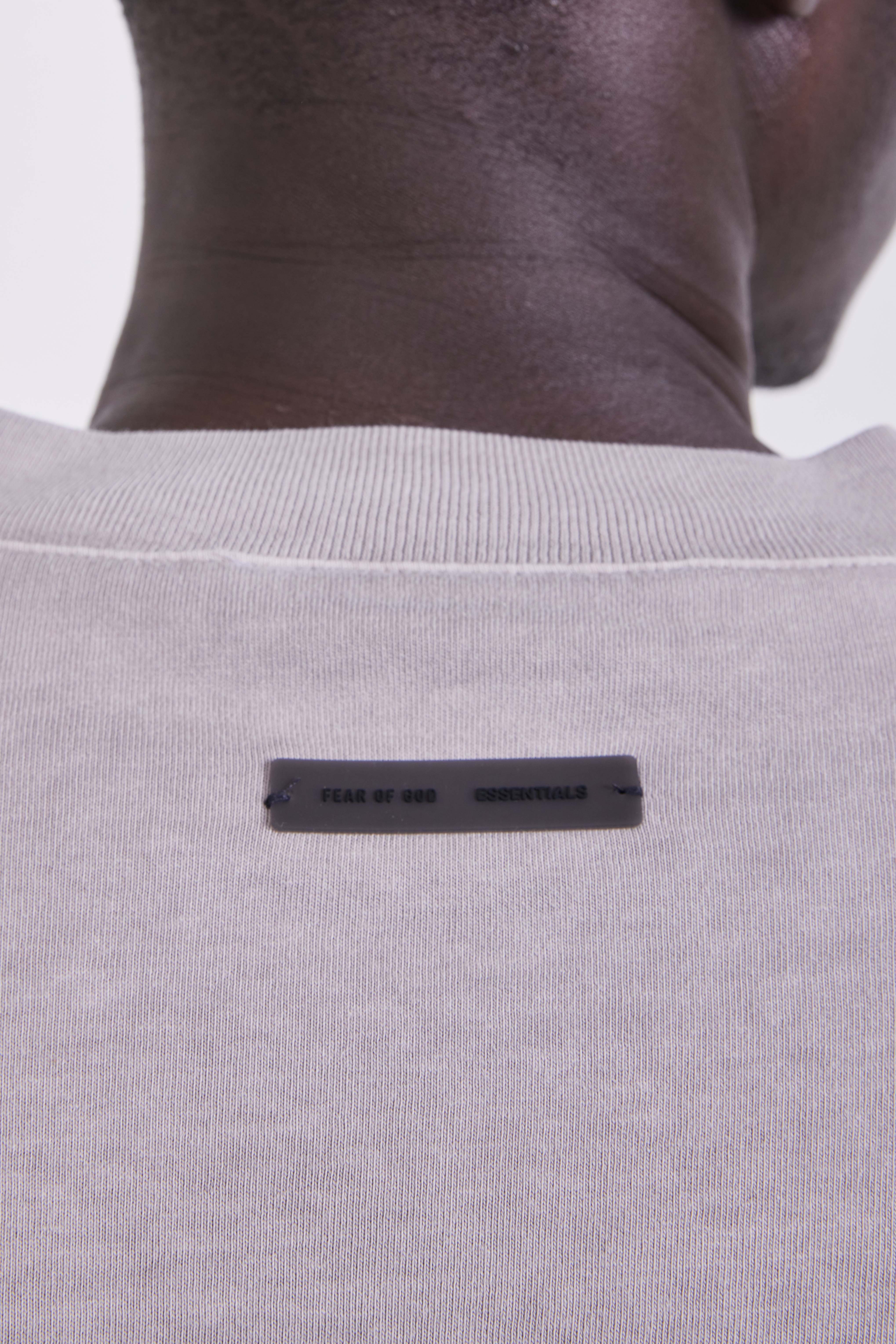 תמונת תקריב דוגמן של חולצת טי אוברסייז