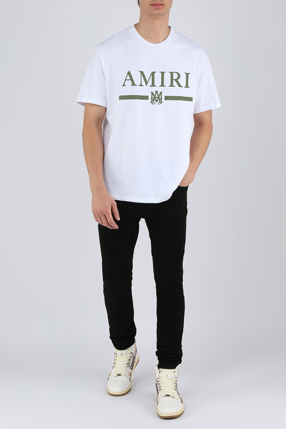 תמונת דוגמן קידמית של נעלי ספורט גבוהות עצמות בלבן וחום פייזלי