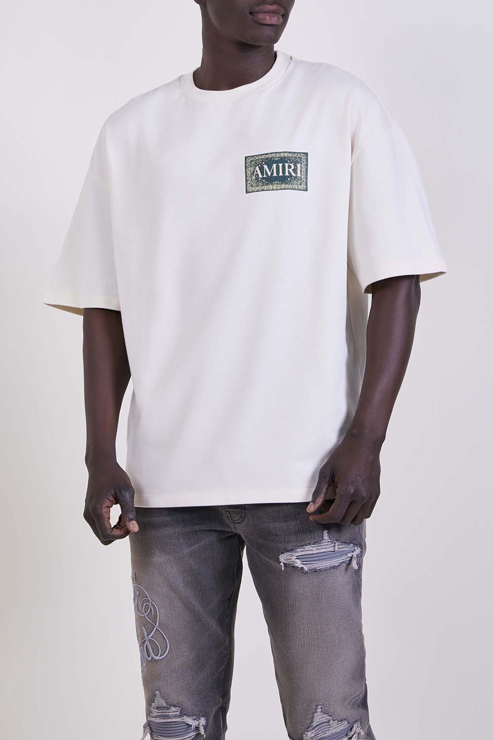 תמונת דוגמן קידמית של חולצת טי בגזרה משוחררת