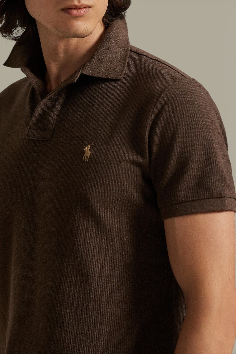 תמונת תקריב דוגמן של חולצת פולו