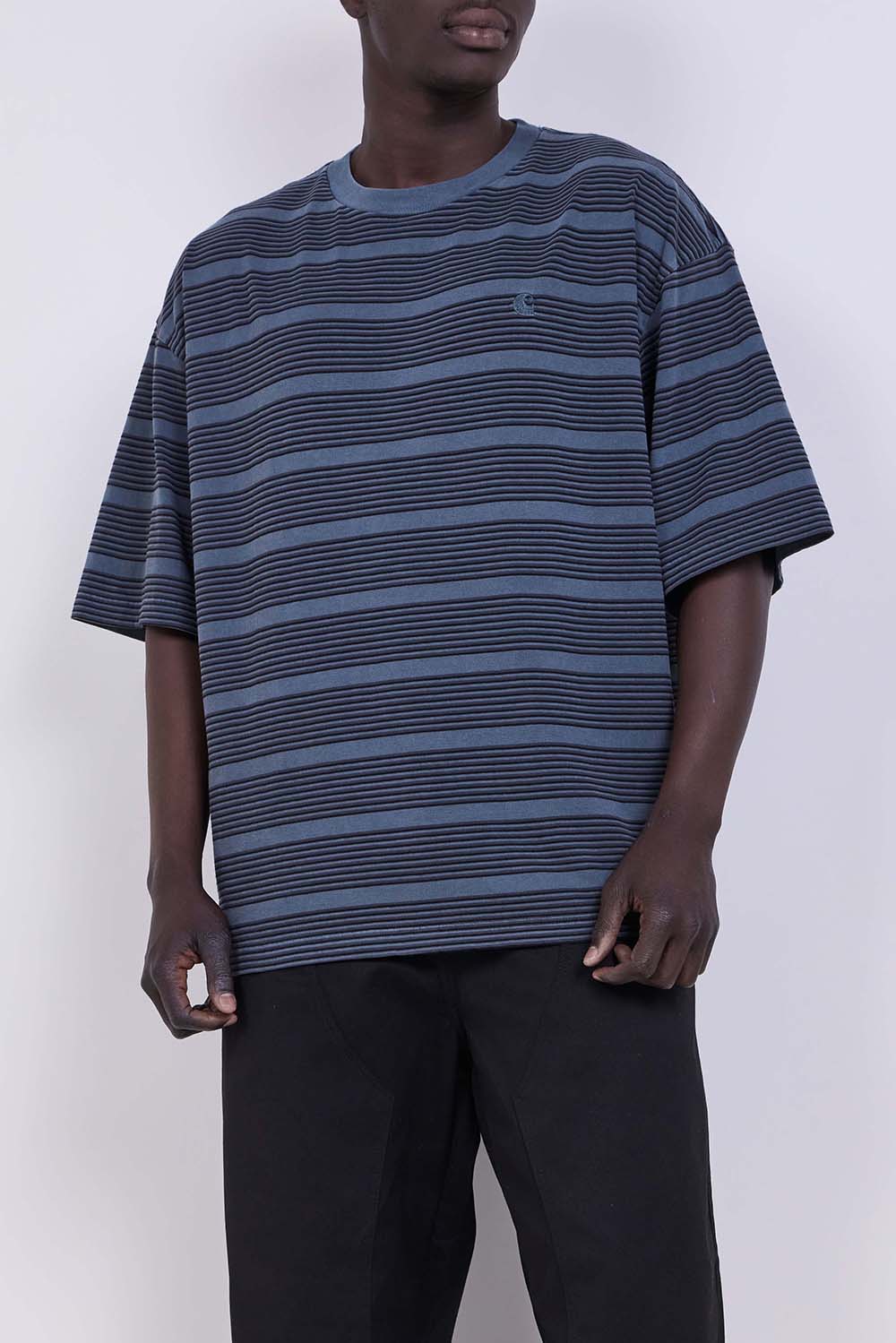 תמונת דוגמן קידמית של חולצת טי בגזרה משוחררת