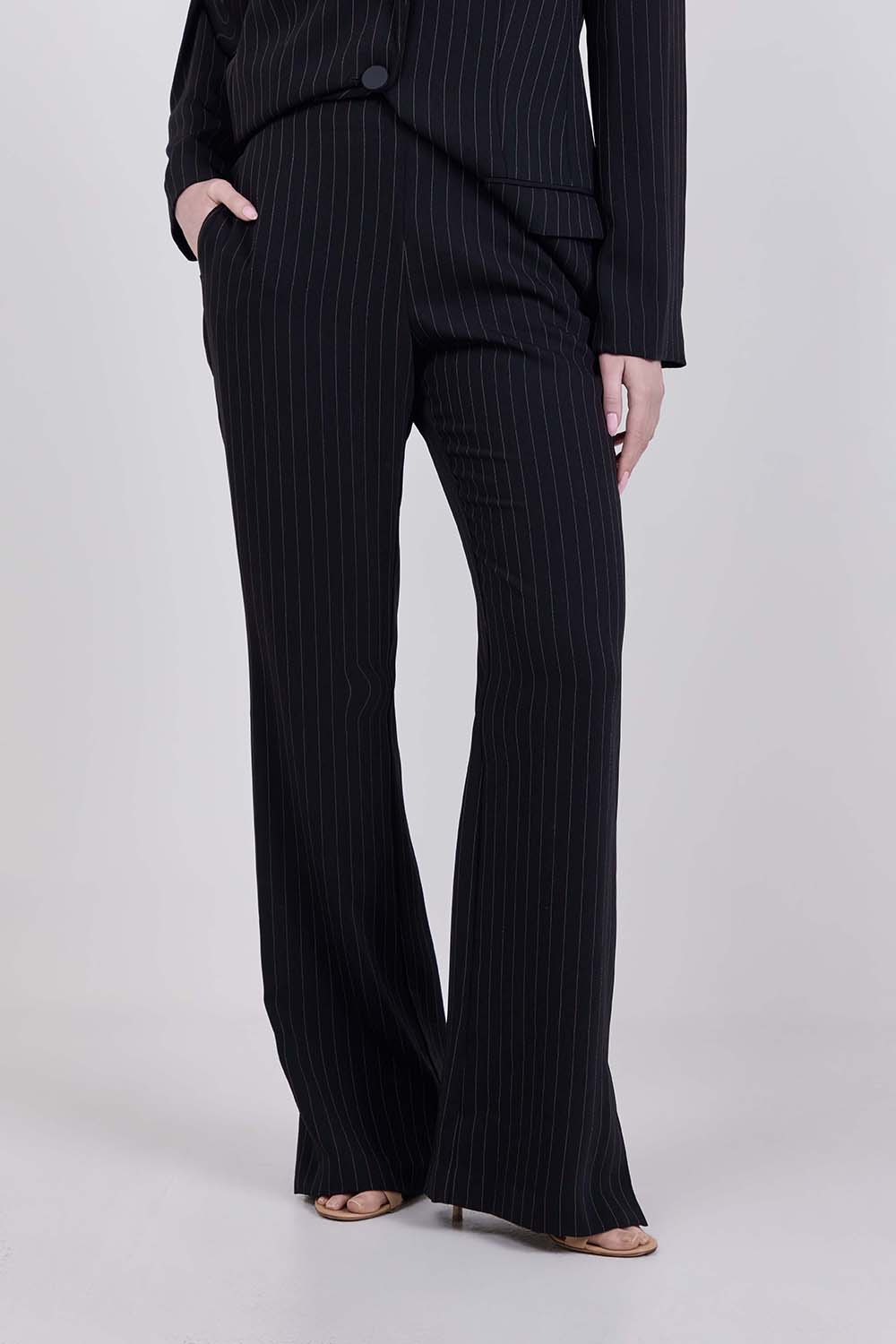 תמונת דוגמן קידמית של מכנסיים מחוייטים