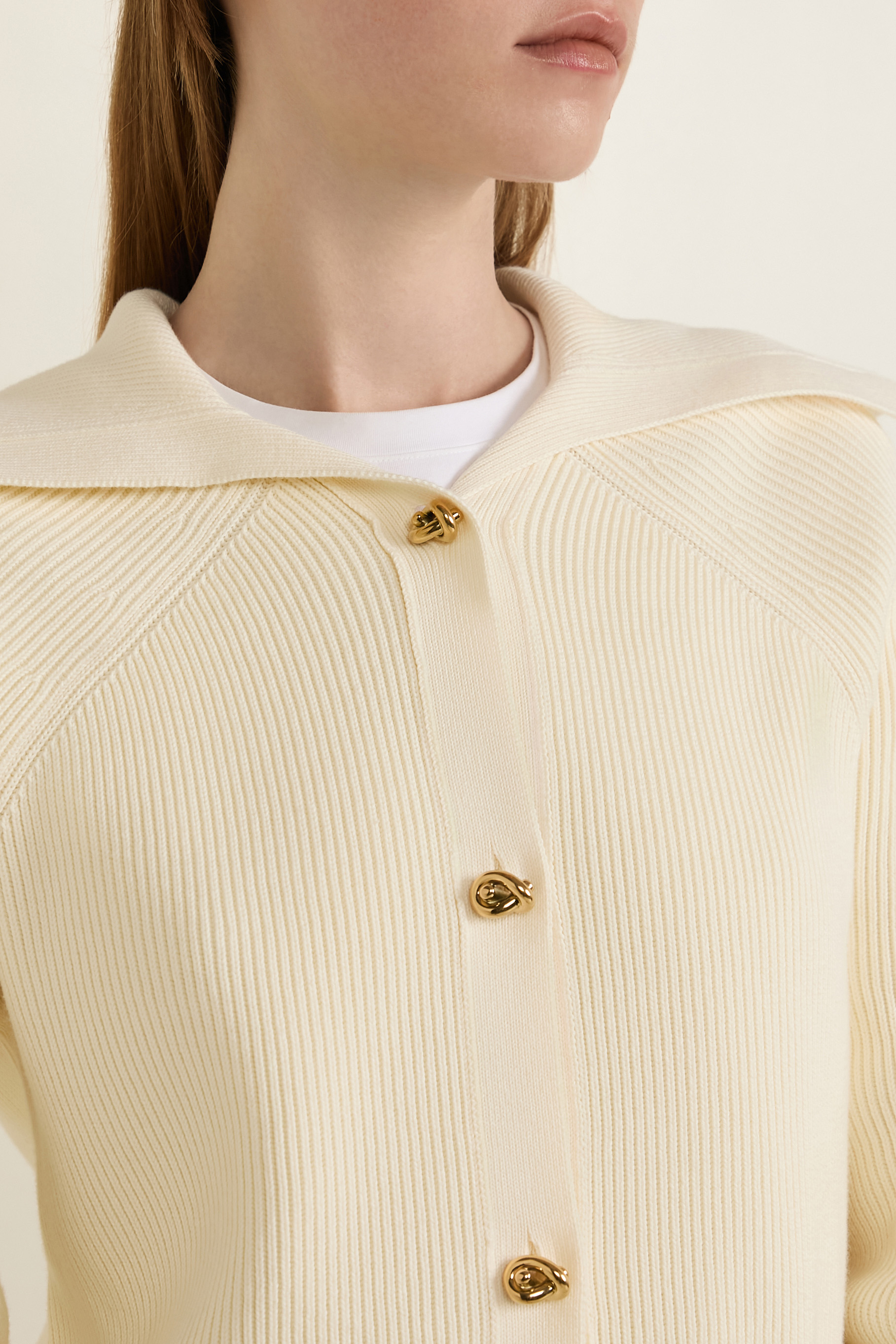 תמונת תקריב דוגמן של קרדיגן כותנה