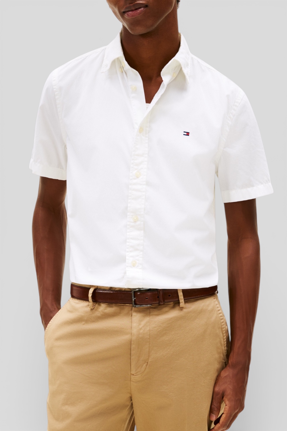 תמונת דוגמן קידמית של חולצה מכופתרת