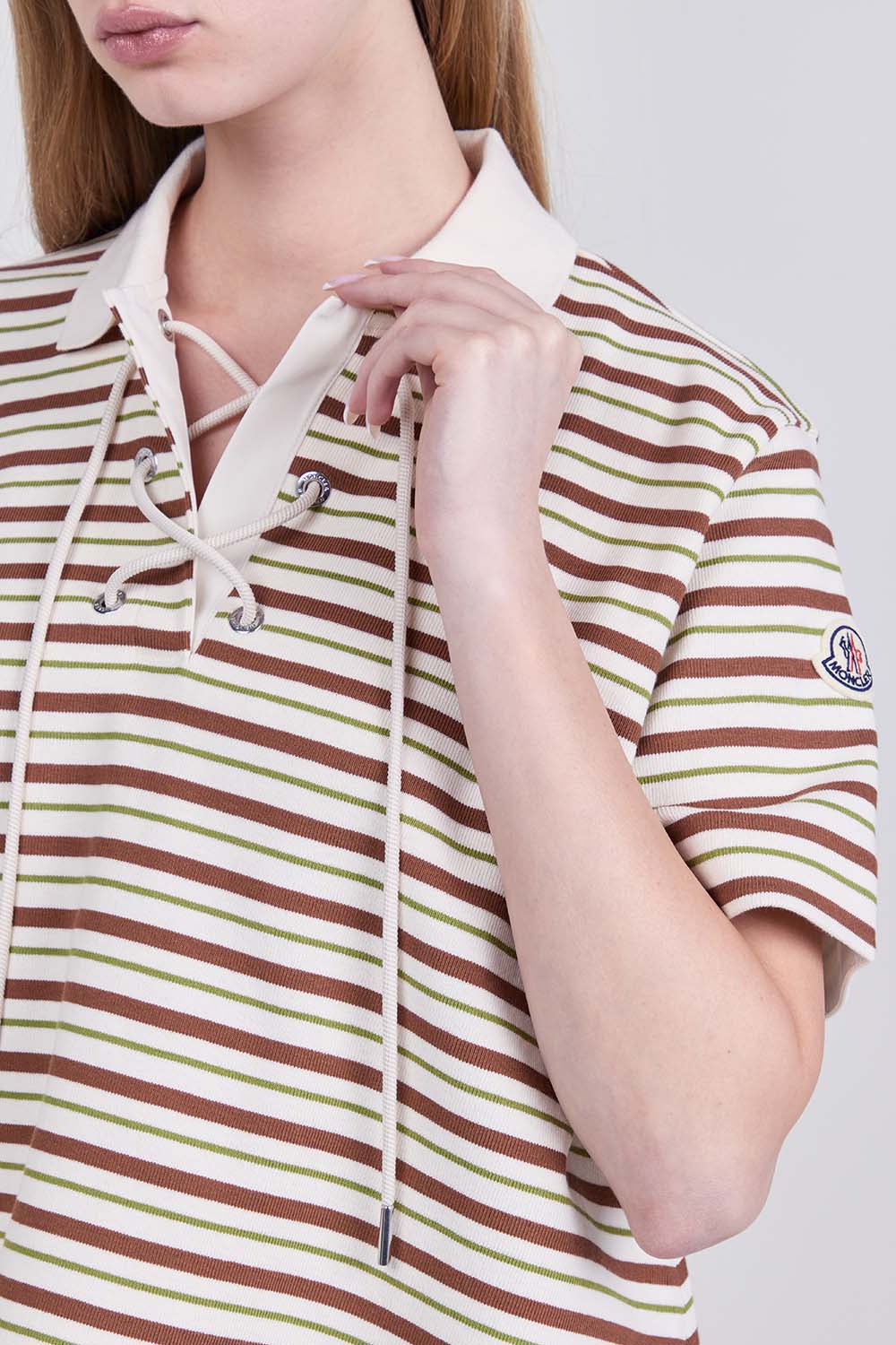 תמונת תקריב דוגמן של חולצת פולו