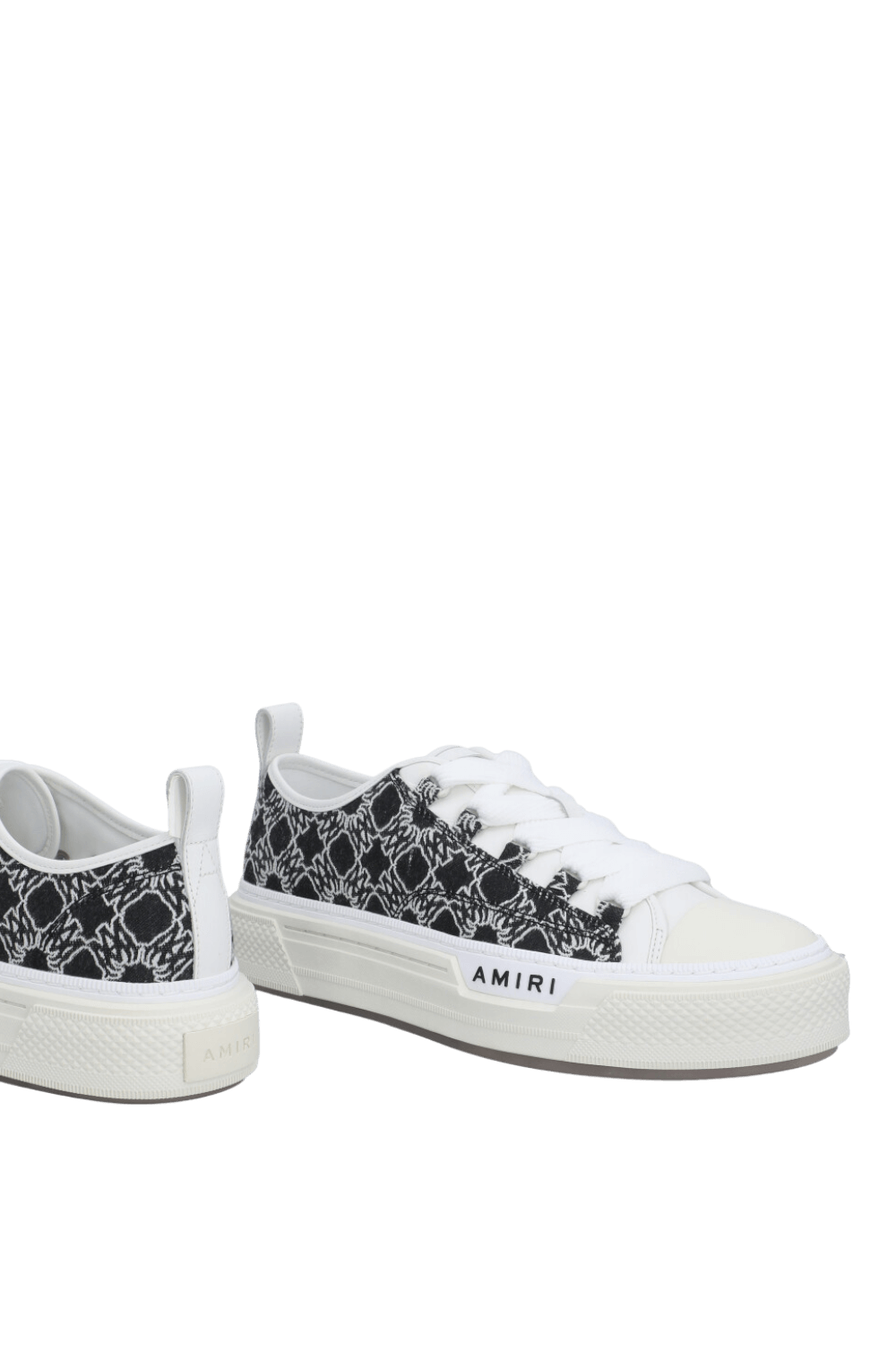 תמונת תקריב של נעלי סניקרס