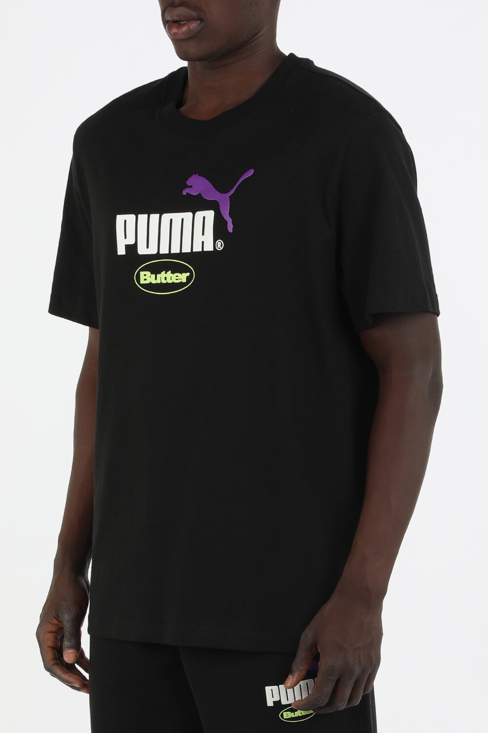 תמונת דוגמן קידמית של פומה X באטר גודס חולצת טי צהובה עם לוגו בצבע שחור