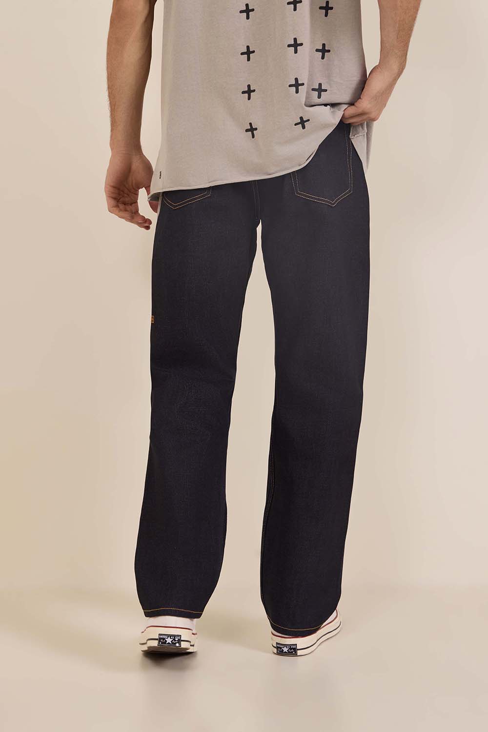 תמונת תקריב דוגמן של מכנסי ג'ינס משוחררים