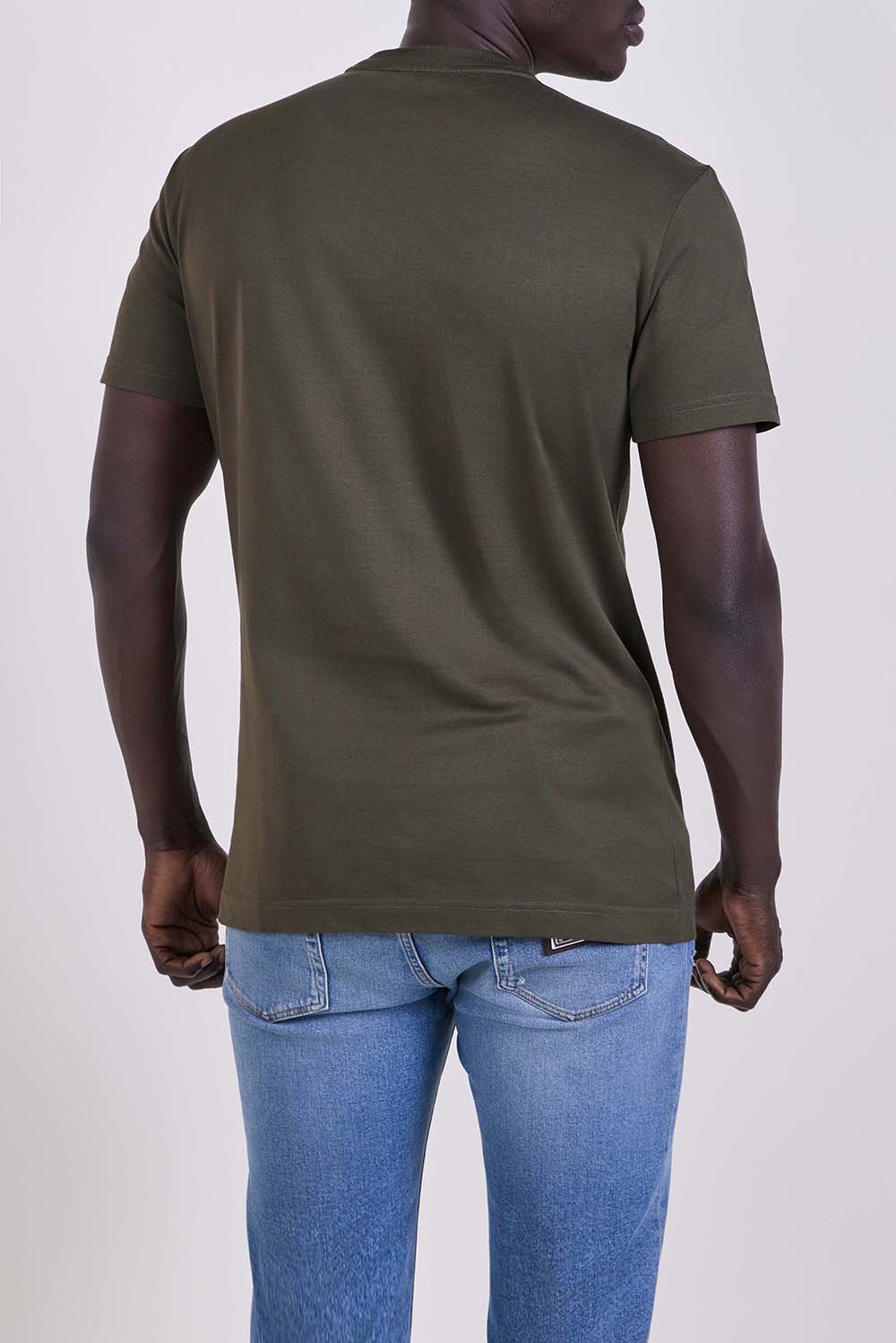 תמונת דוגמן אחורית של חולצת טי