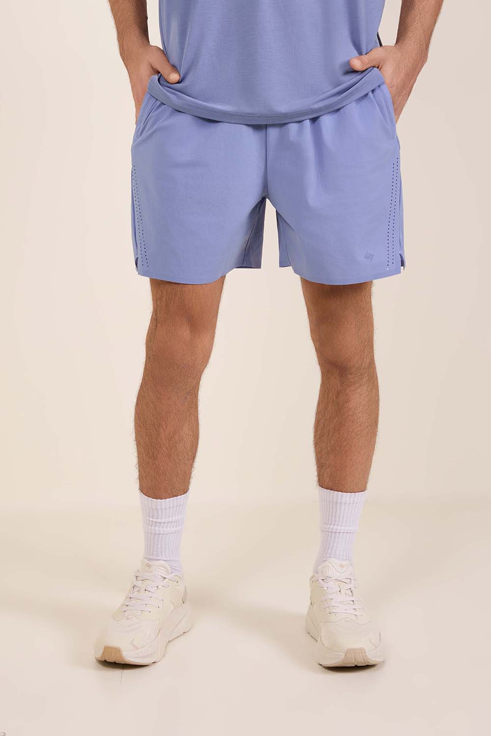 תמונת דוגמן קידמית של מכנסי אימון קצרים