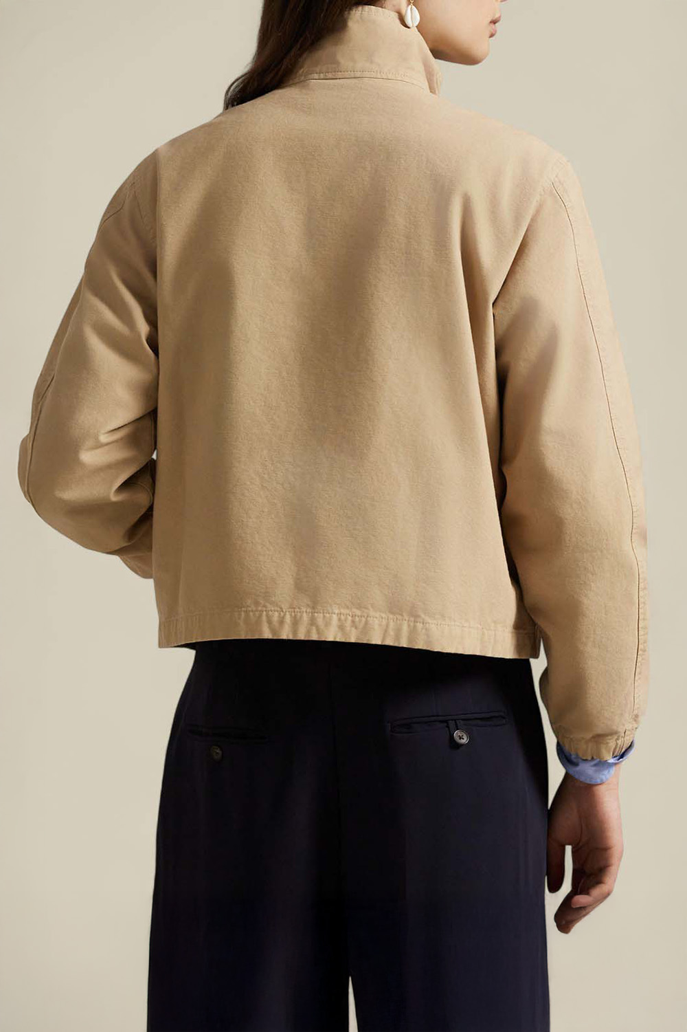 תמונת דוגמן אחורית של ז'קט מכותנה