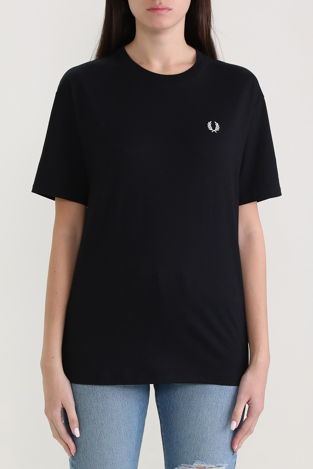 תמונת דוגמן קידמית של חולצת טי עם לוגו רקום