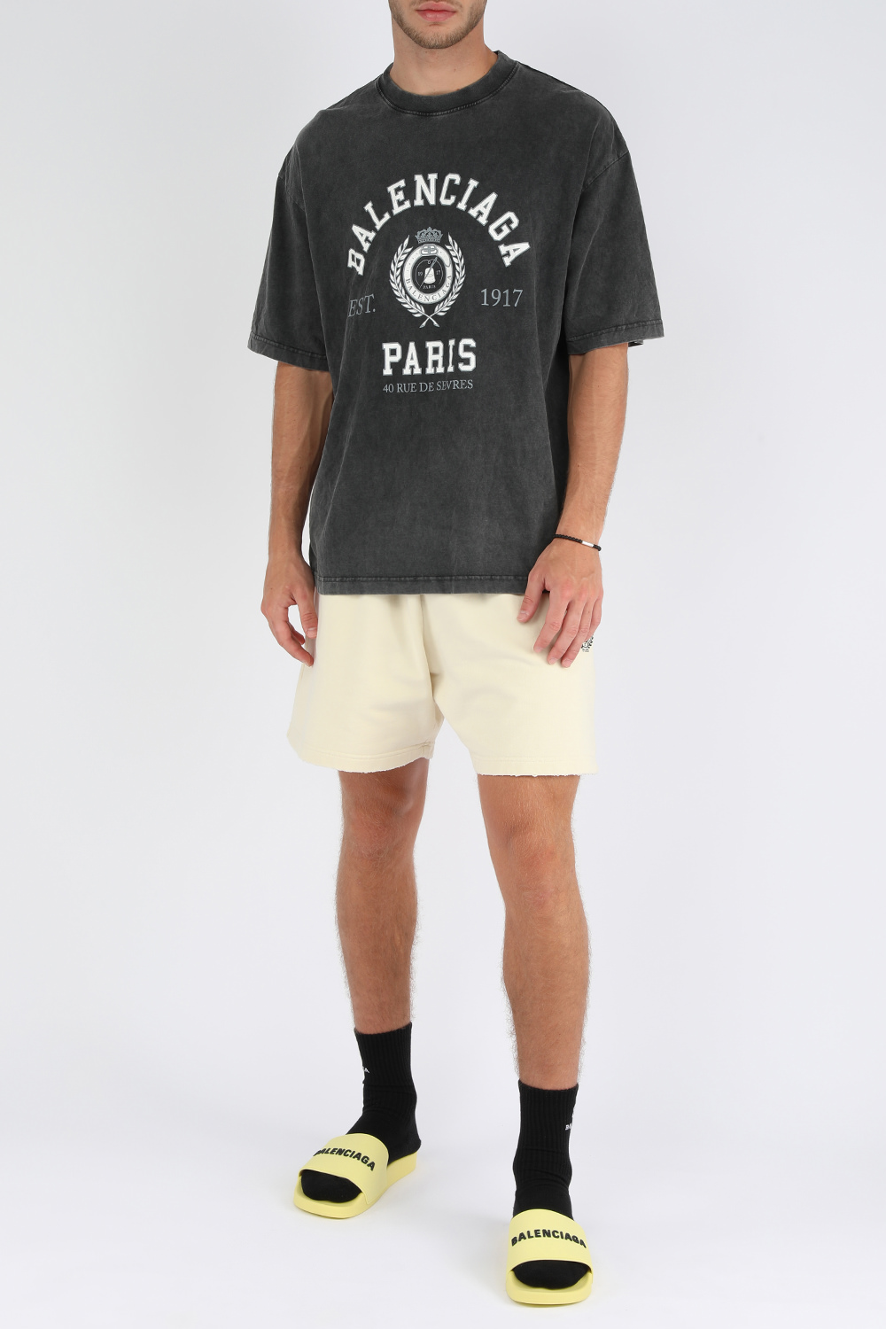 תמונת דוגמן קידמית של כפכפי סליידס צהובים עם לוגו שחור