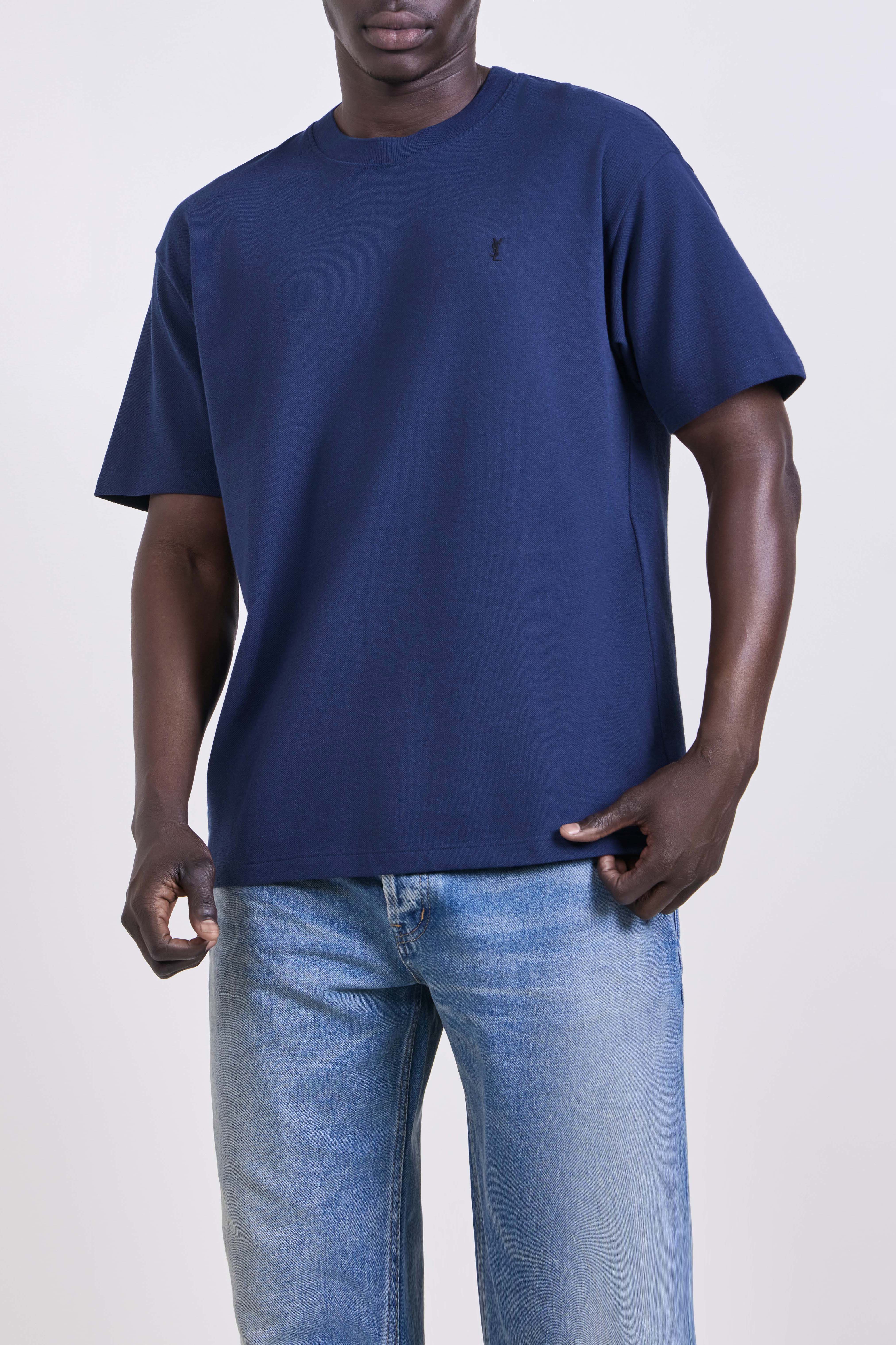 תמונת דוגמן קידמית של חולצת טי אוברסייז