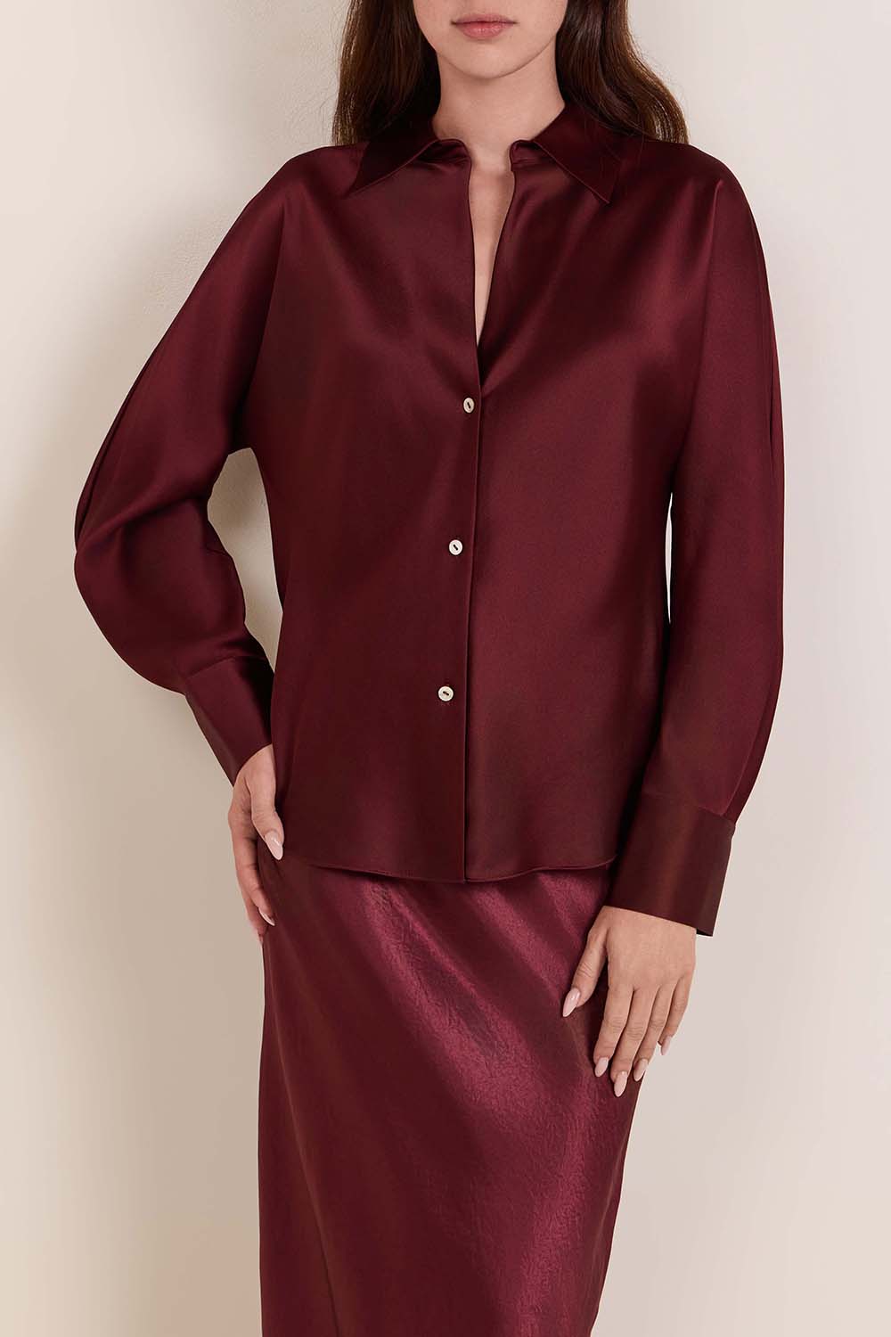 תמונת דוגמן קידמית של חולצת כפתורים ממשי