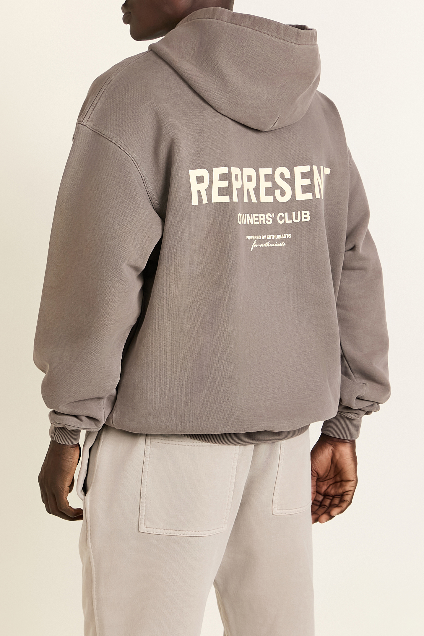 תמונת תקריב דוגמן של סווטשירט קפוצ'ון עם הדפס בגב