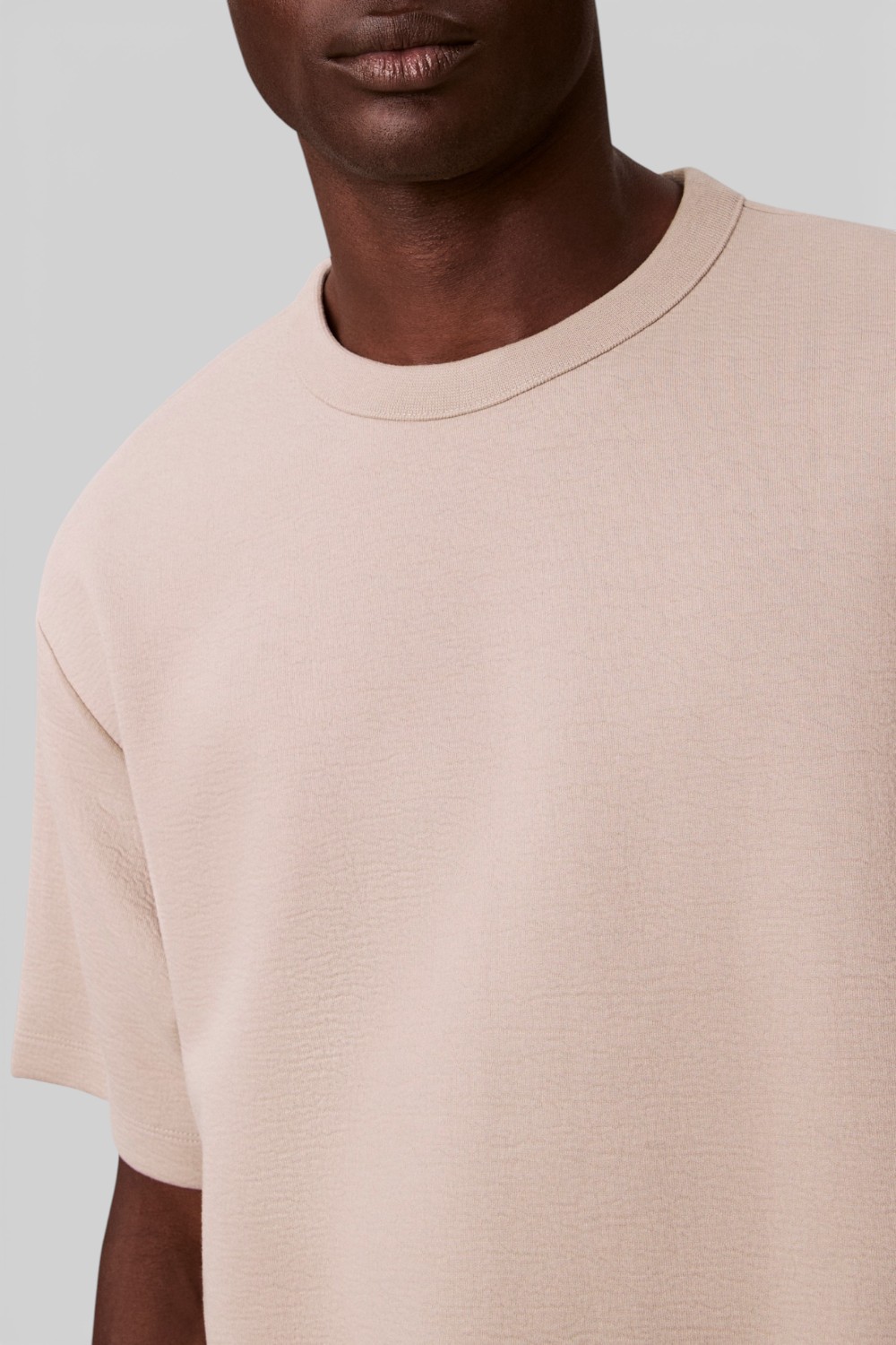 תמונת תקריב דוגמן של חולצת טי