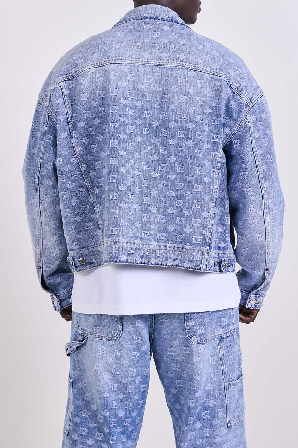 תמונת דוגמן אחורית של ז'קט ג'ינס בגזרה משוחררת