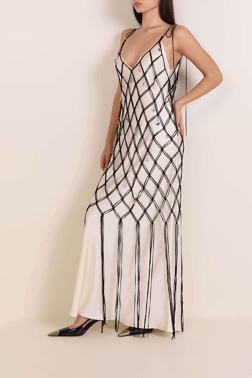 תמונת דוגמן קידמית של נעלי עקב סלינג בק