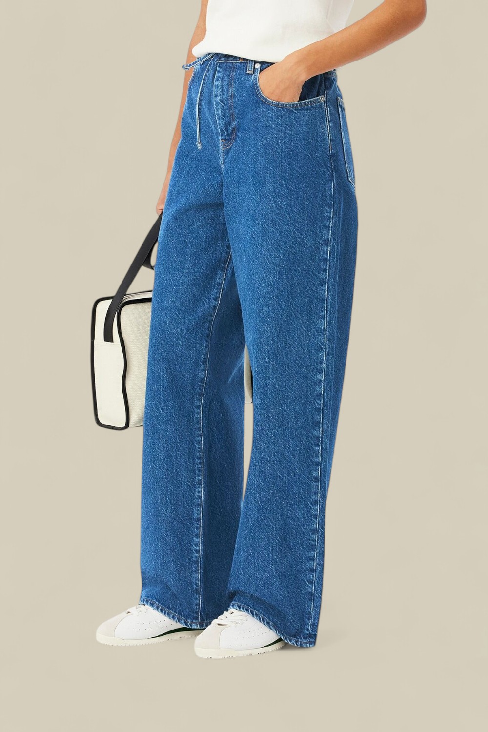 תמונת דוגמן קידמית של מכנסי ג'ינס בגזרה רחבה