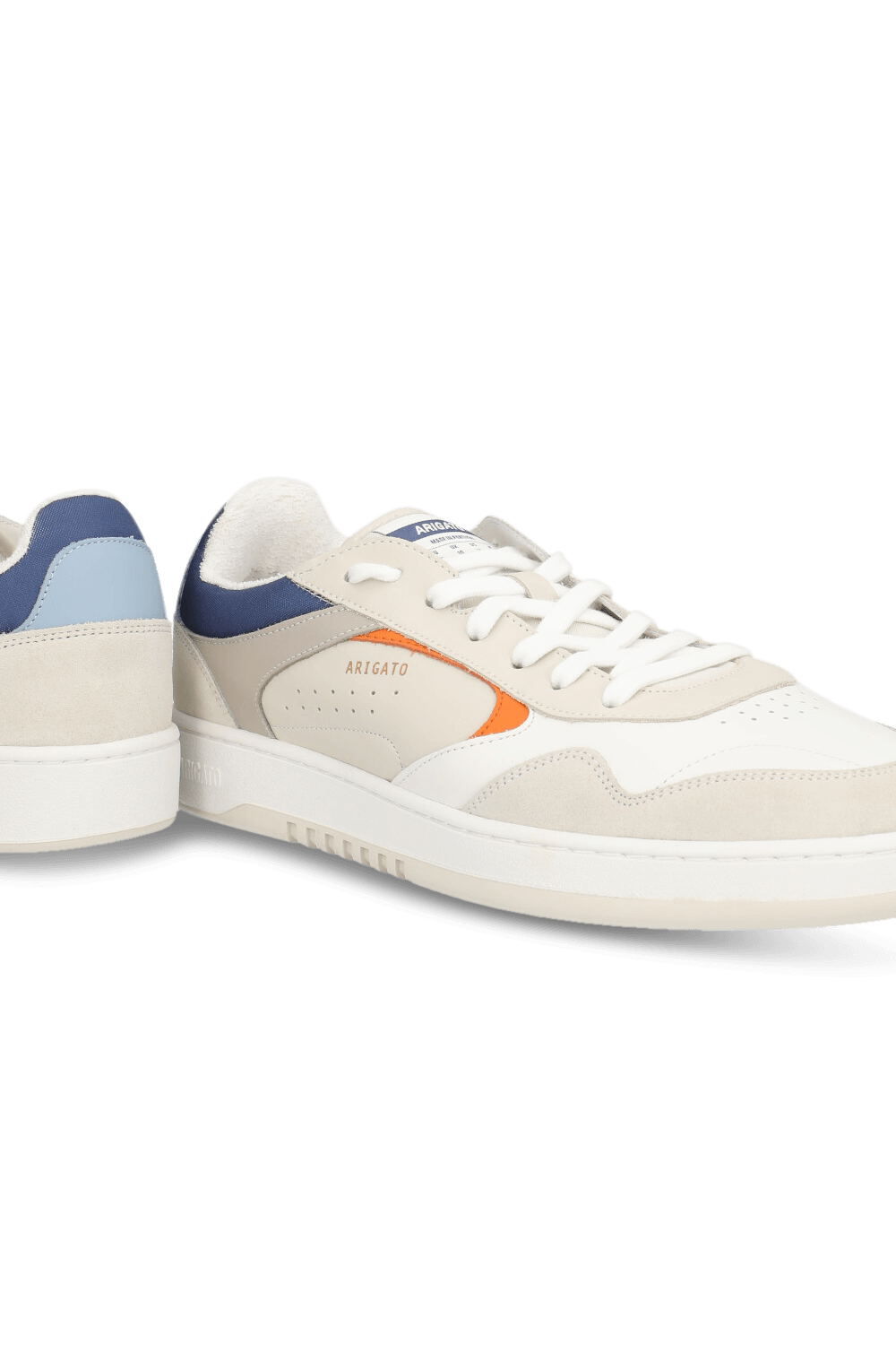 תמונת תקריב של נעלי סניקרס ארלו