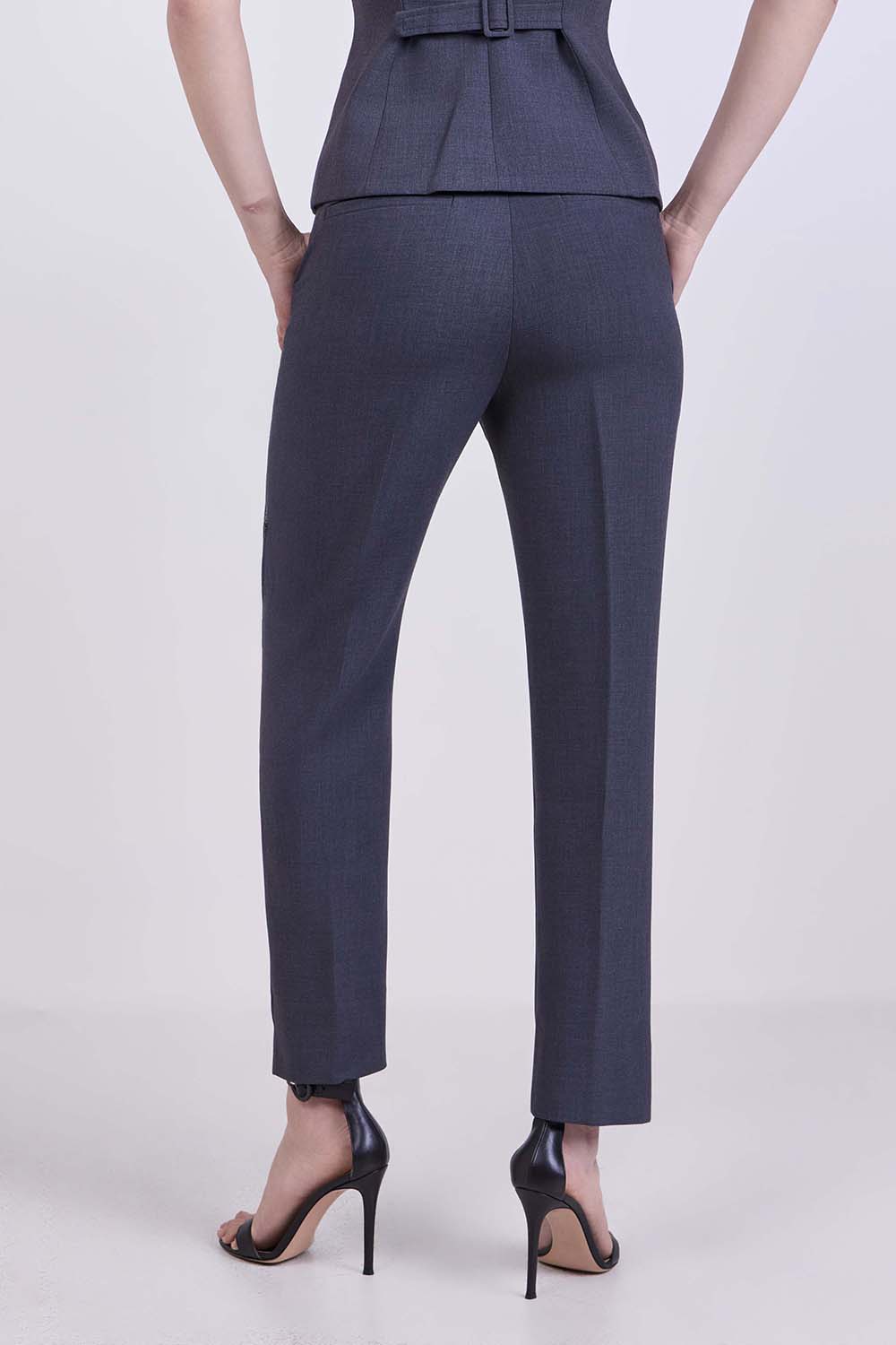 תמונת דוגמן אחורית של מכנסיים מחויטים