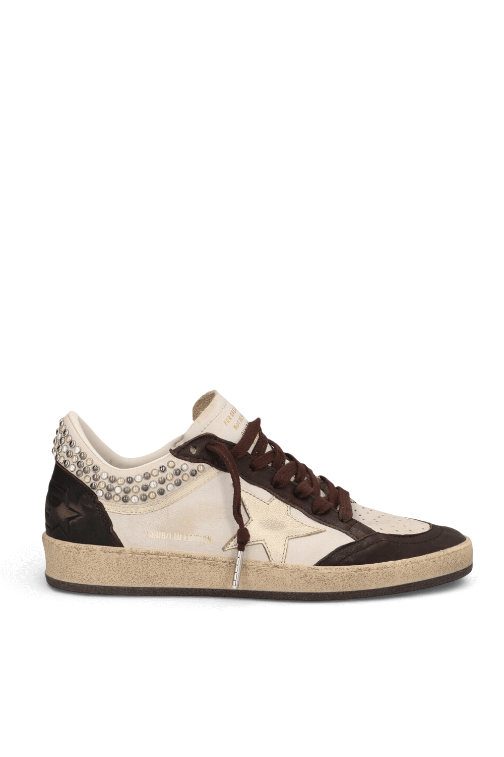 תמונה קידמית של נעלי סניקרס בולסטאר