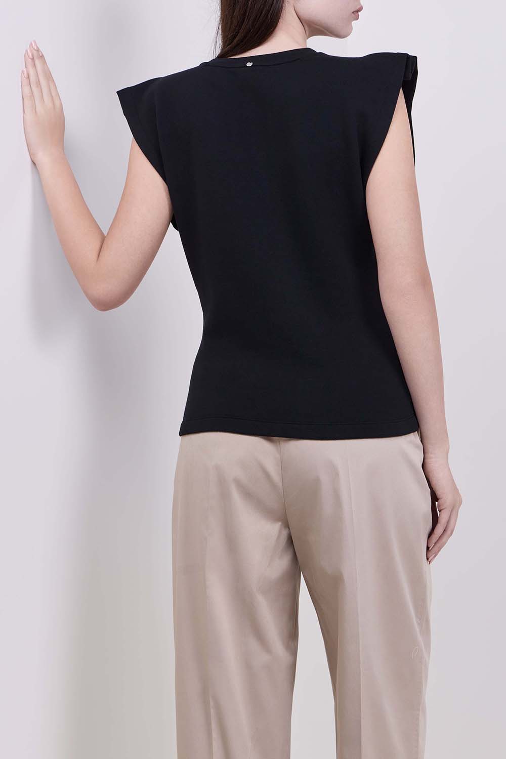 תמונת דוגמן אחורית של גופיית כותנה