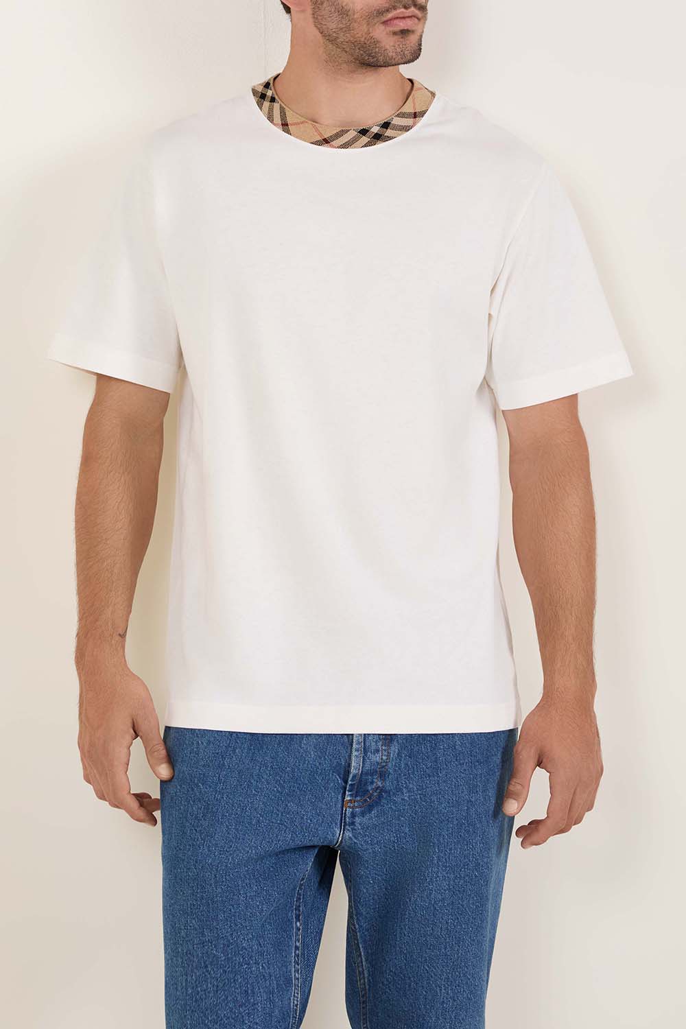 תמונת דוגמן קידמית של חולצת טי עם צווארון משבצות