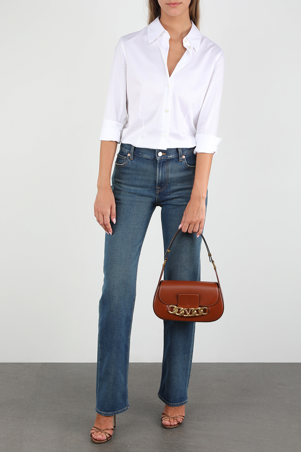 תמונת דוגמן קידמית של תיק כתף מעור עם אבזם מונוגרמי