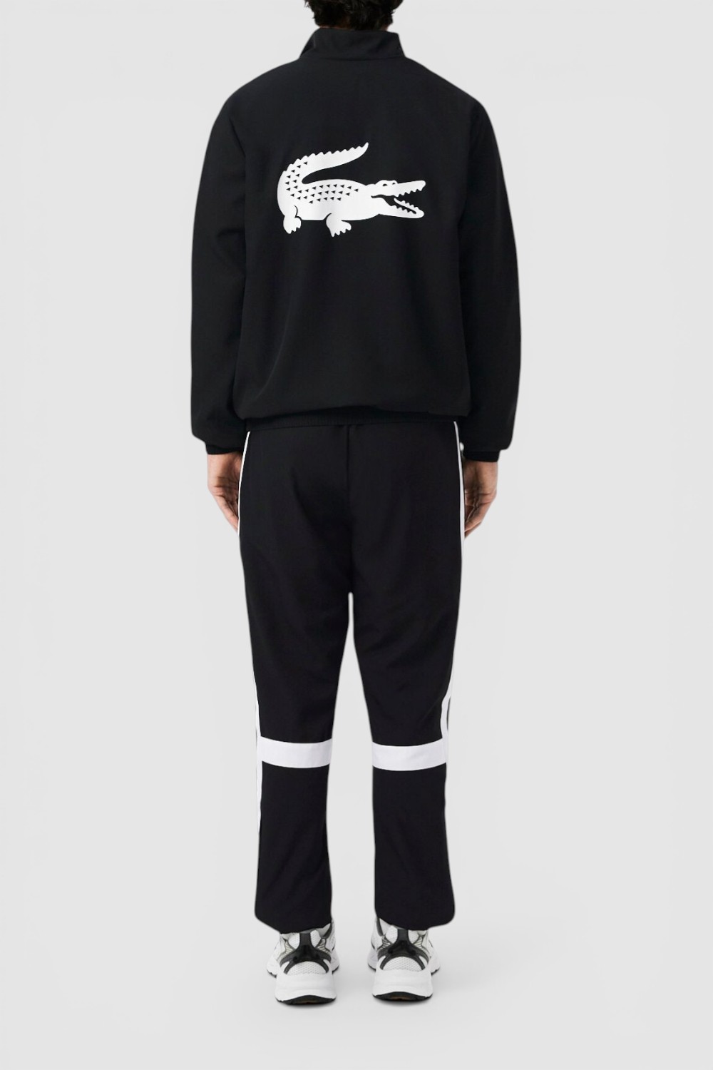 תמונת דוגמן אחורית של חליפת טרנינג