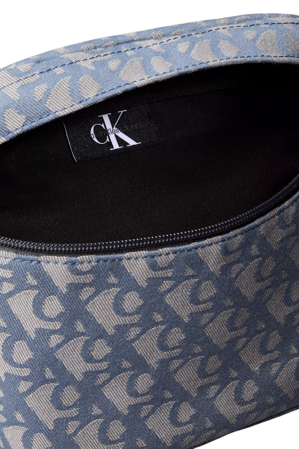 תמונת תקריב של תיק פאוץ'