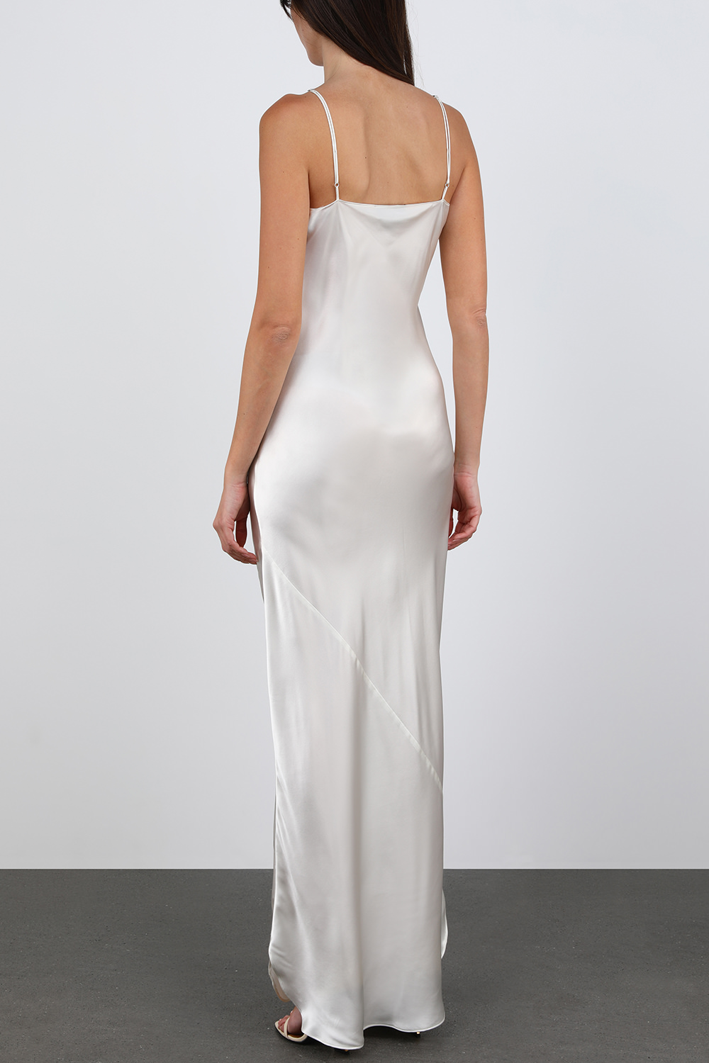 תמונת דוגמן אחורית של שמלת מקסי בגוון שנהב העשויה משי