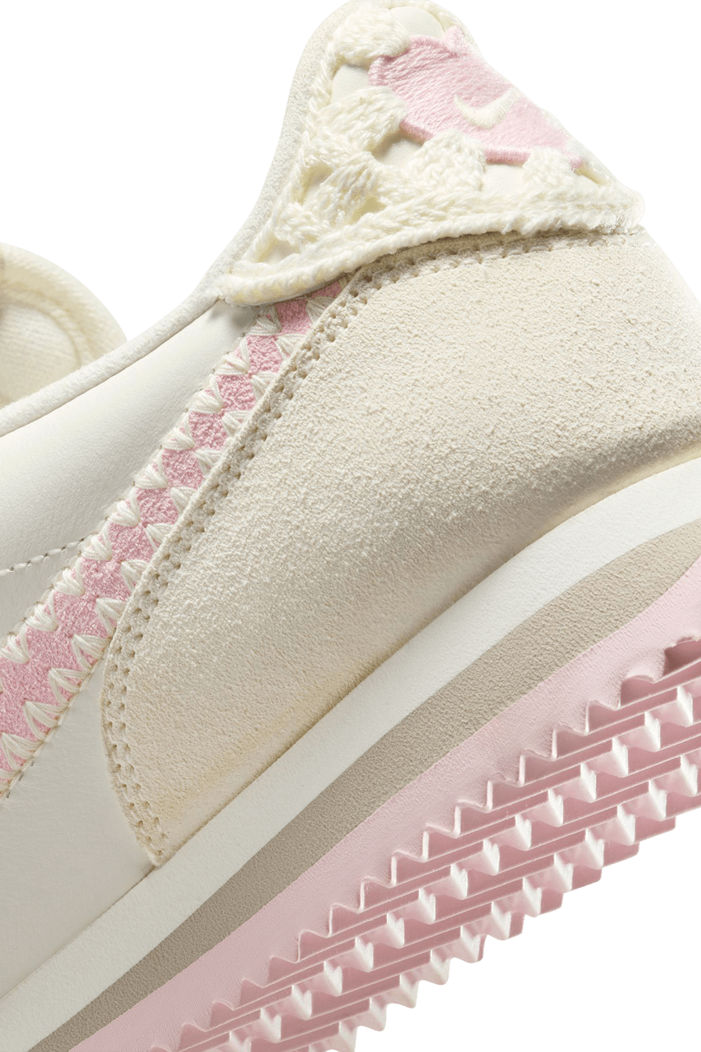 תמונת תקריב של נעלי סניקרס קורטז