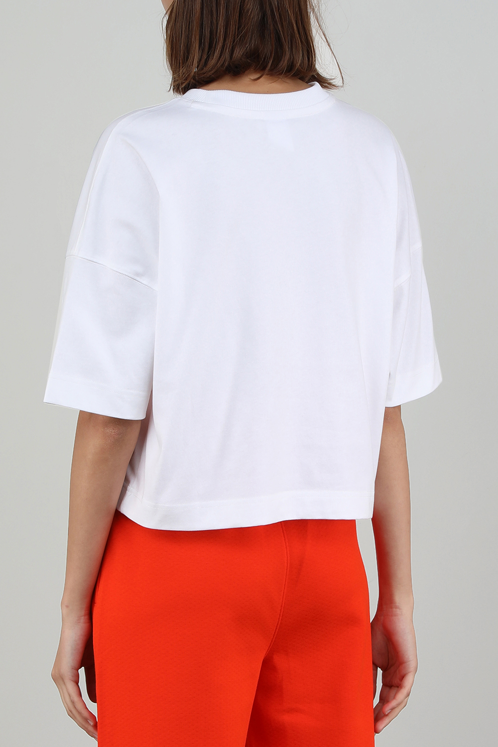 תמונת דוגמן אחורית של פומה X אמי הודי חולצת טי לבנה