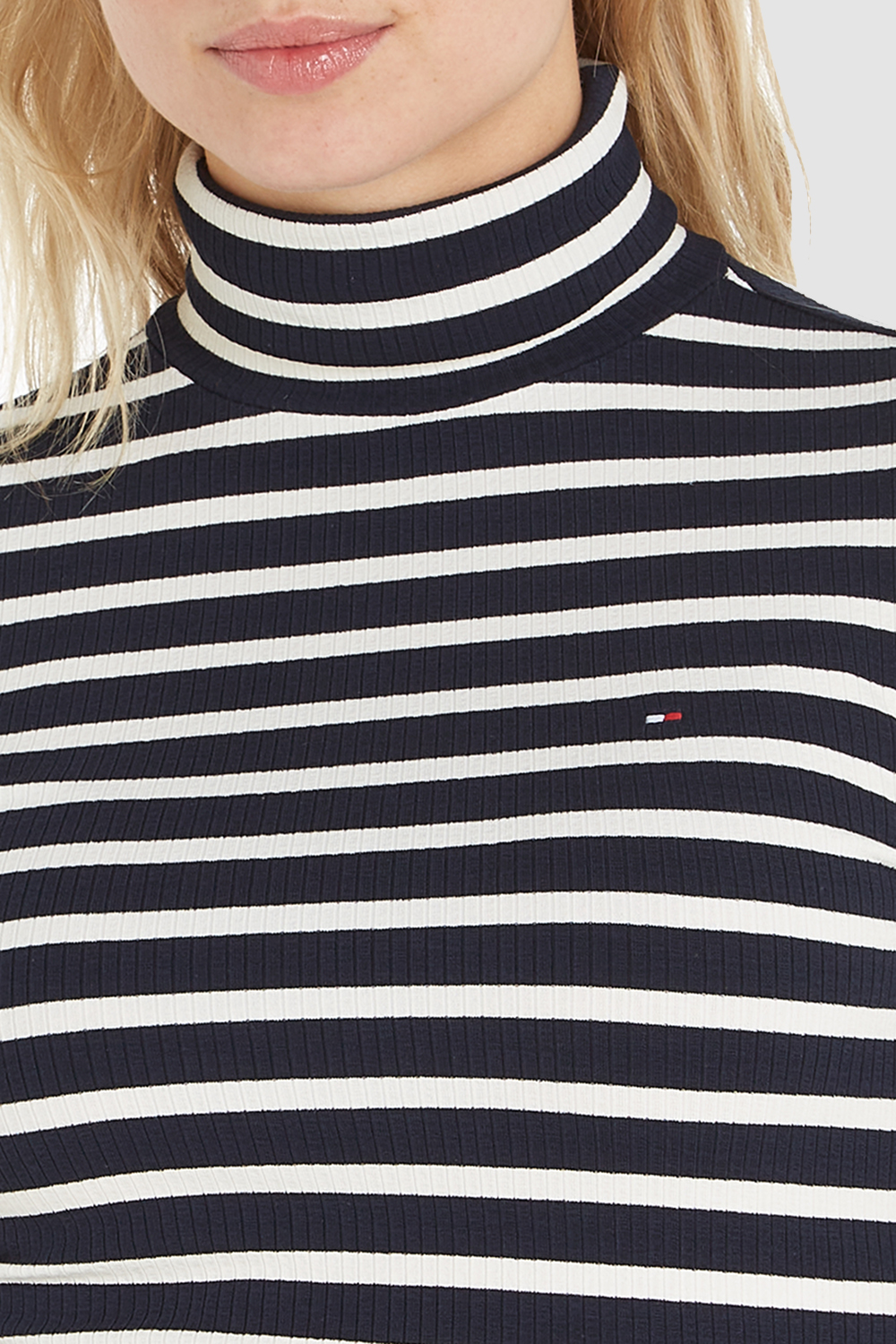 תמונת תקריב דוגמן של חולצת גולף בהדפס פסים