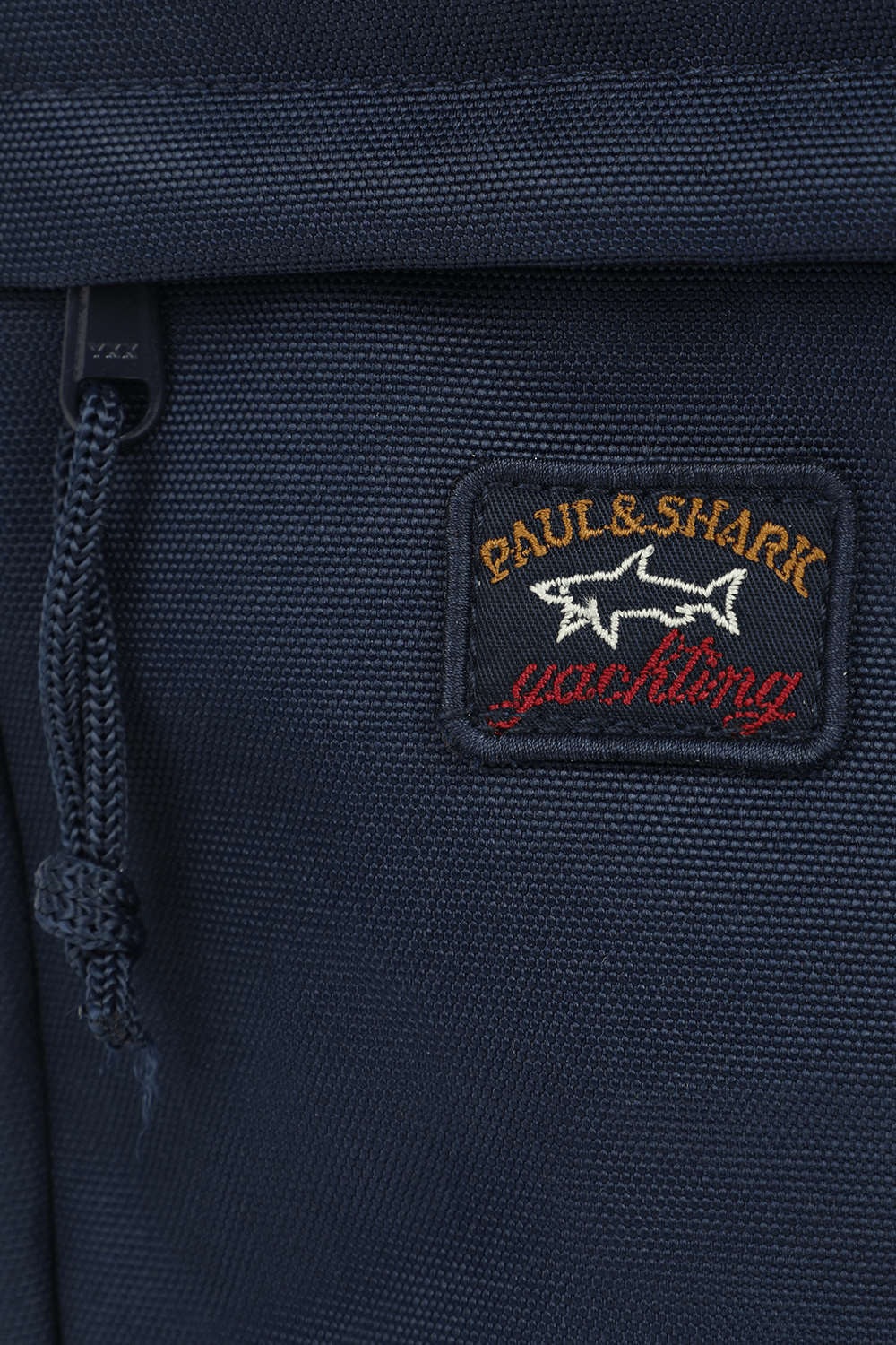 תמונת תקריב של תיק צד בצבע כחול