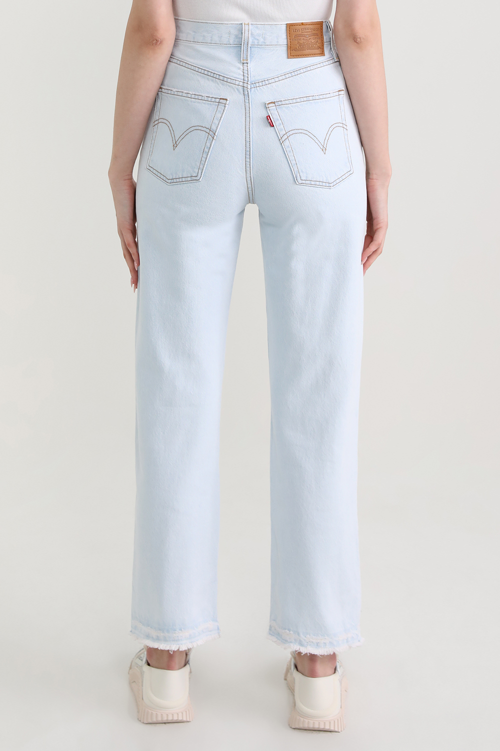 תמונת דוגמן אחורית של מכנסי ג'ינס ריבקייג' קרופ בגזרה ישרה