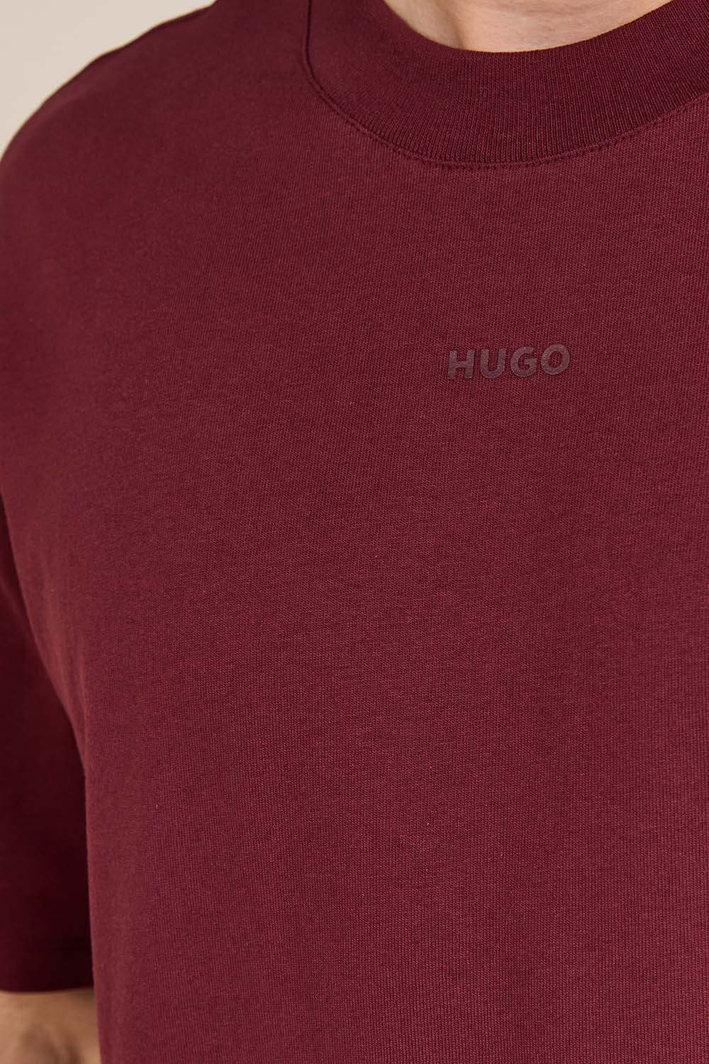 תמונת תקריב דוגמן של חולצת טי משוחררת