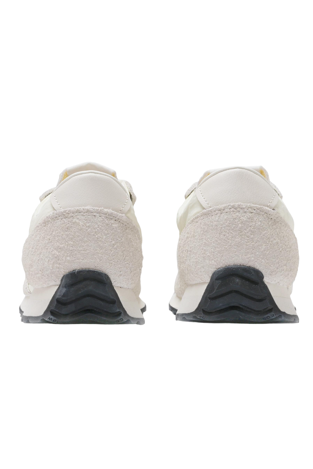 תמונת תקריב של נעלי סניקרס 471