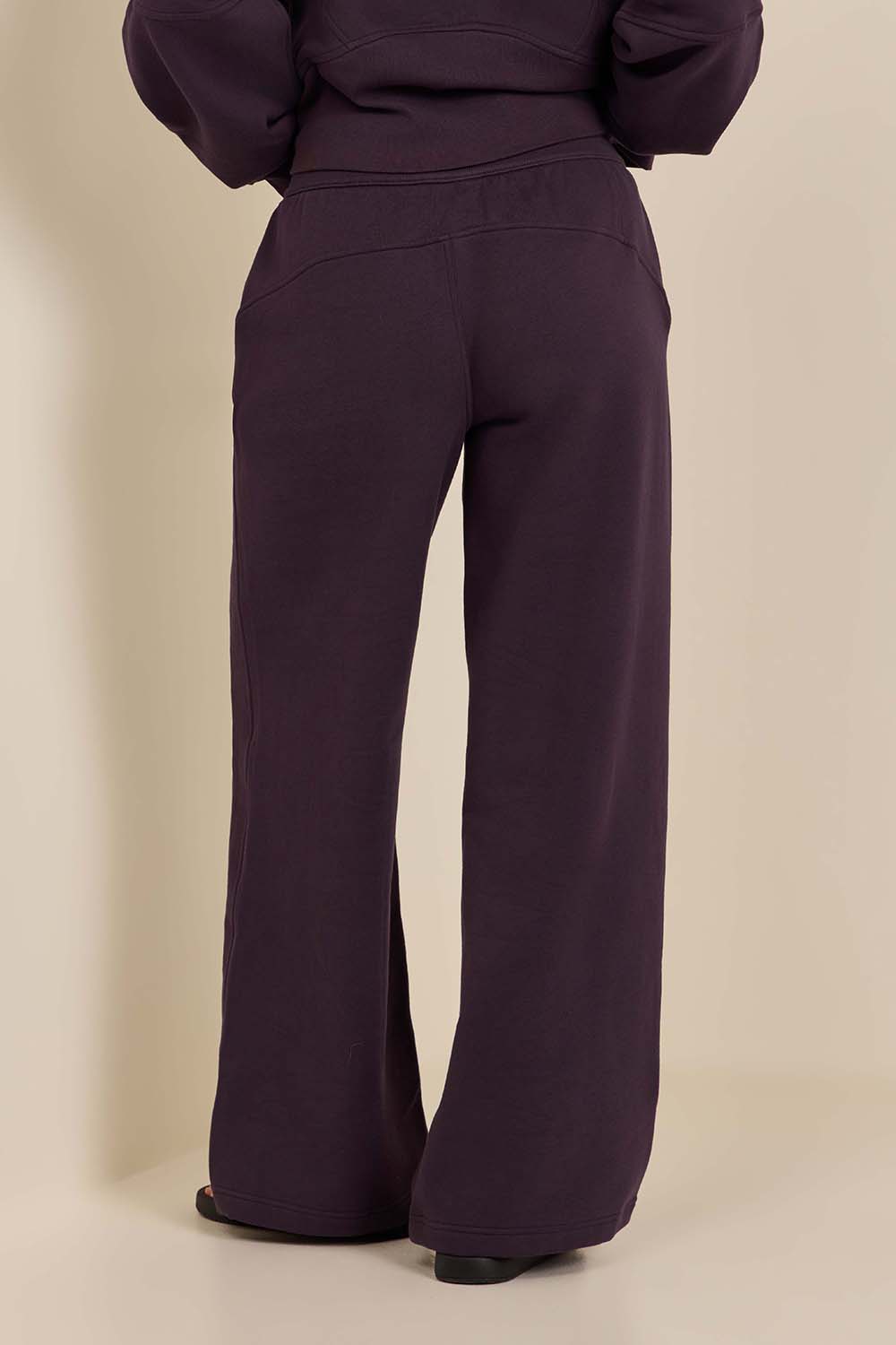 תמונת דוגמן אחורית של Scuba Mid-Rise Wide-Leg Pant Regular