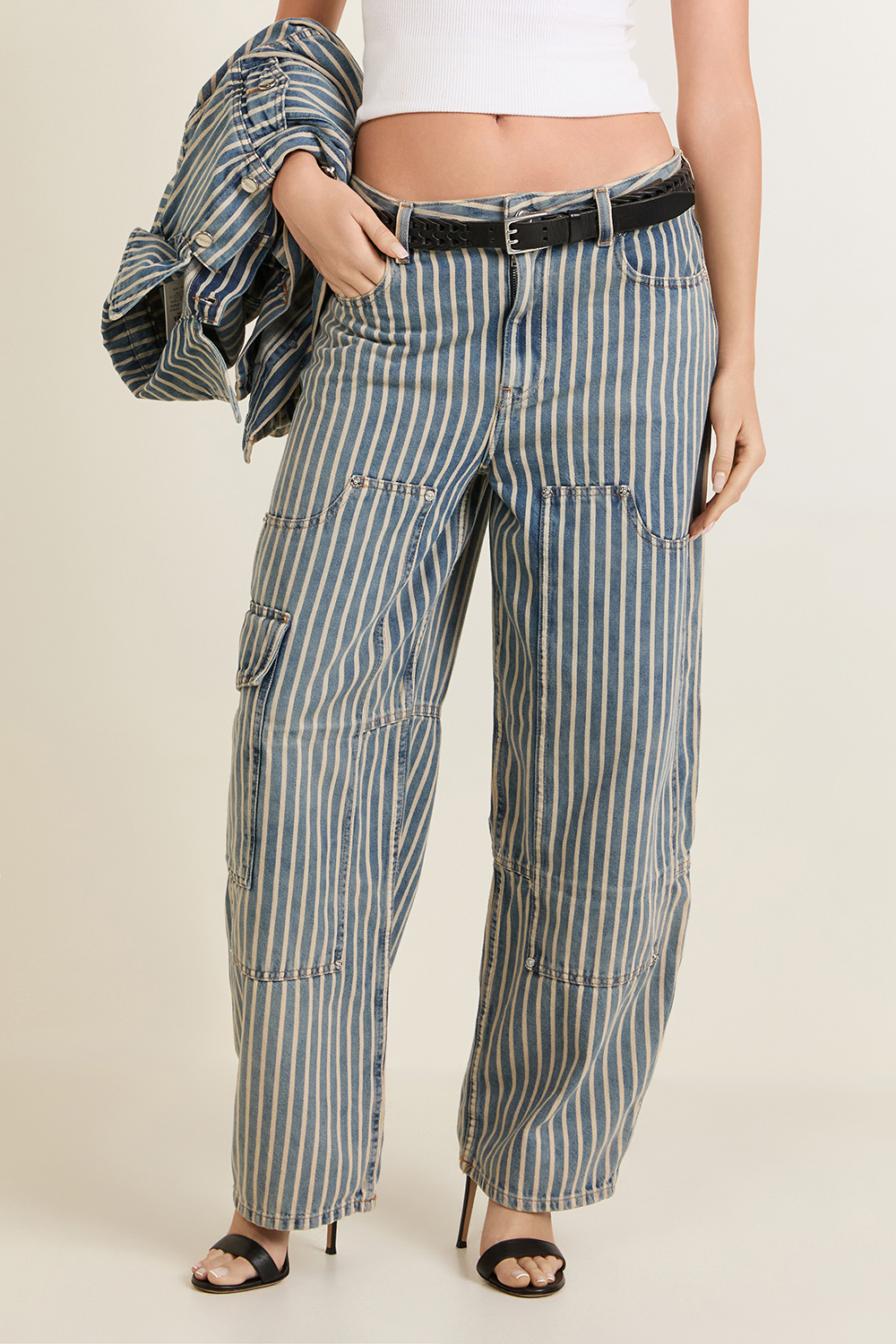 תמונת דוגמן קידמית של מכנסי ג'ינס משוחררים