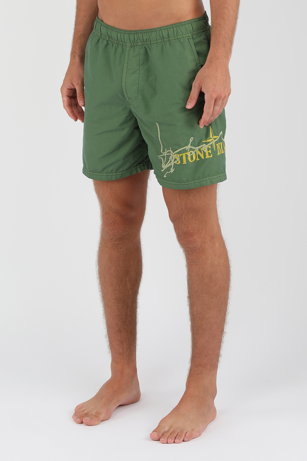 תמונת דוגמן קידמית של מכנסי בגד ים עם הדפס גרפי