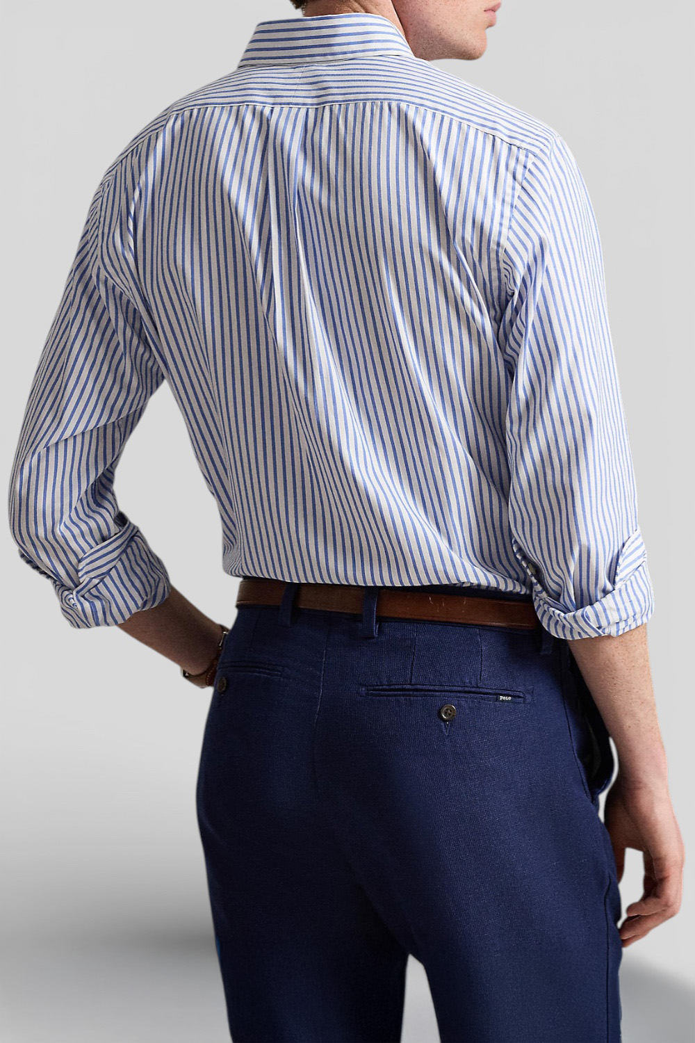 תמונת דוגמן אחורית של חולצה מכופתרת