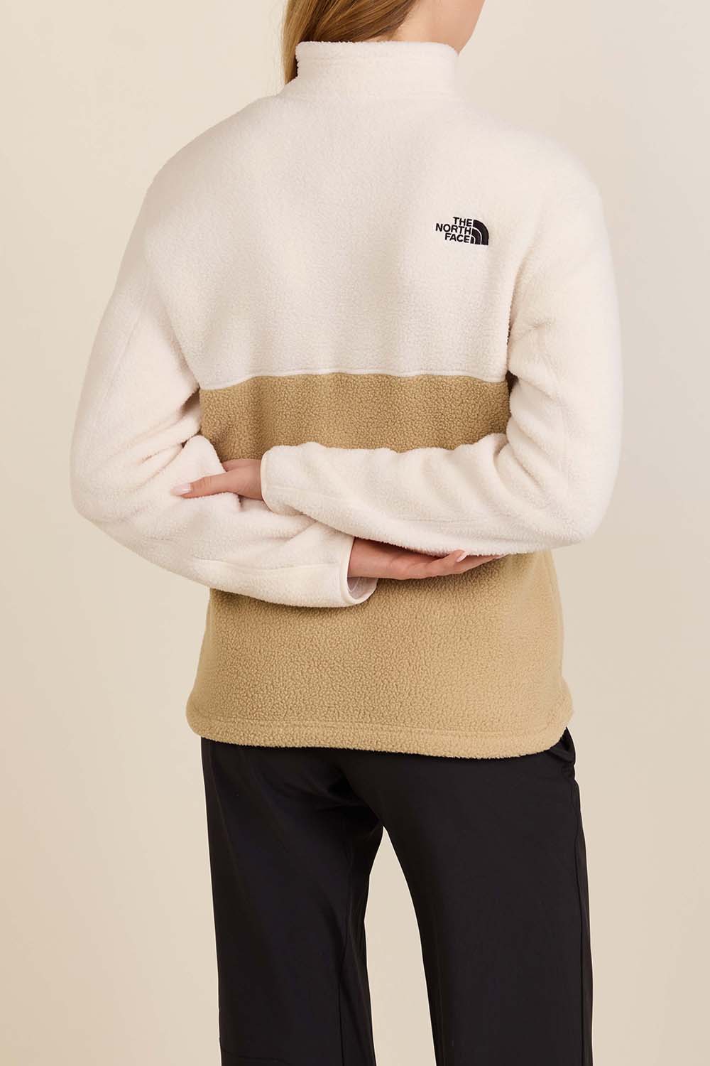 תמונת דוגמן אחורית של ז'קט פליז בגזרה רגילה