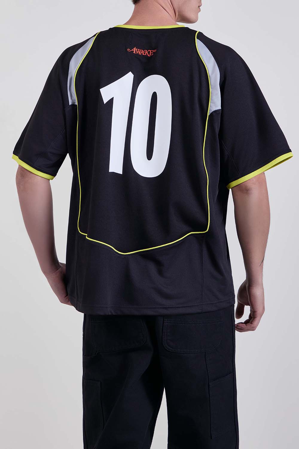 תמונת דוגמן אחורית של חולצת טי בגזרה משוחררת