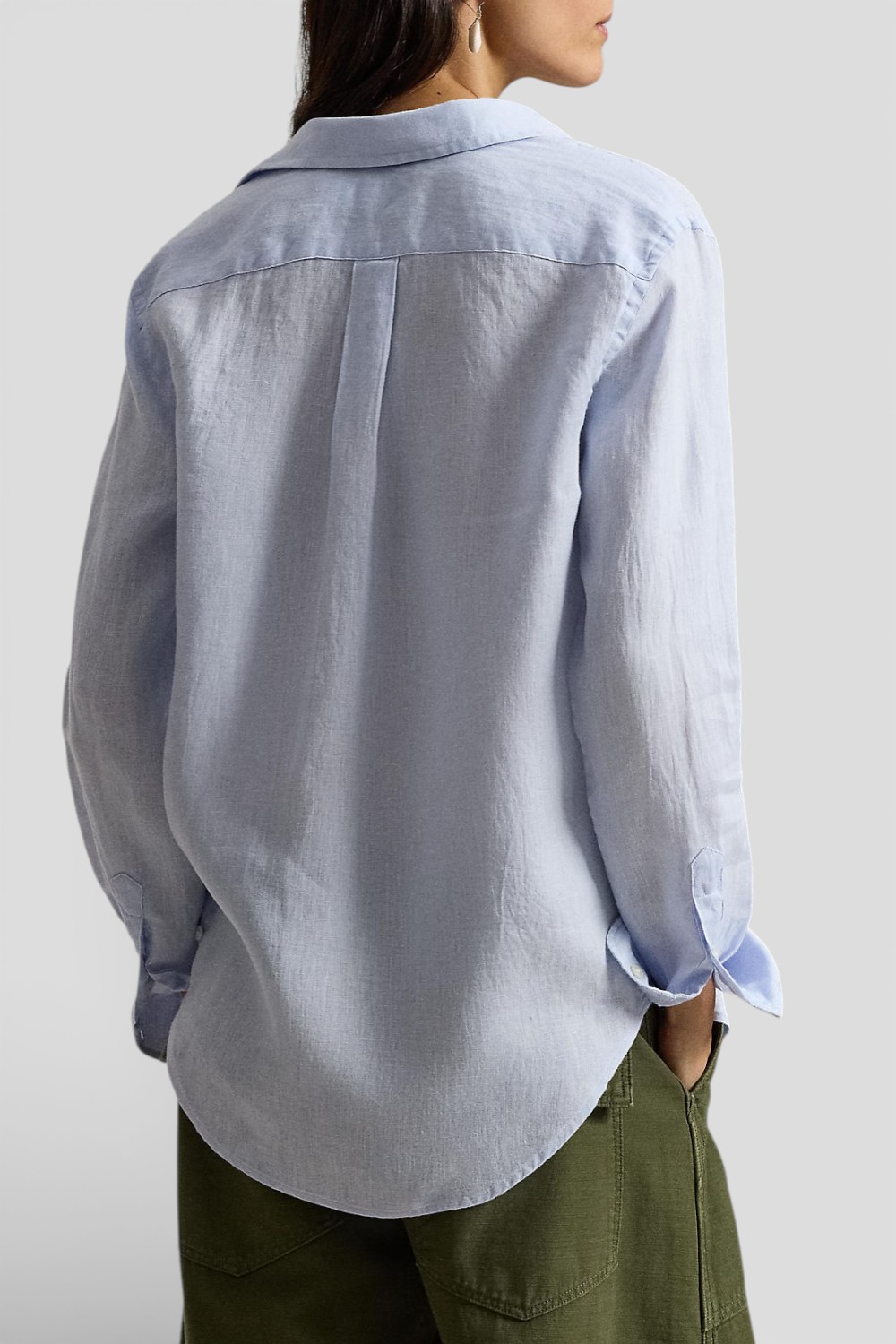 תמונת דוגמן אחורית של חולצה מכופתרת