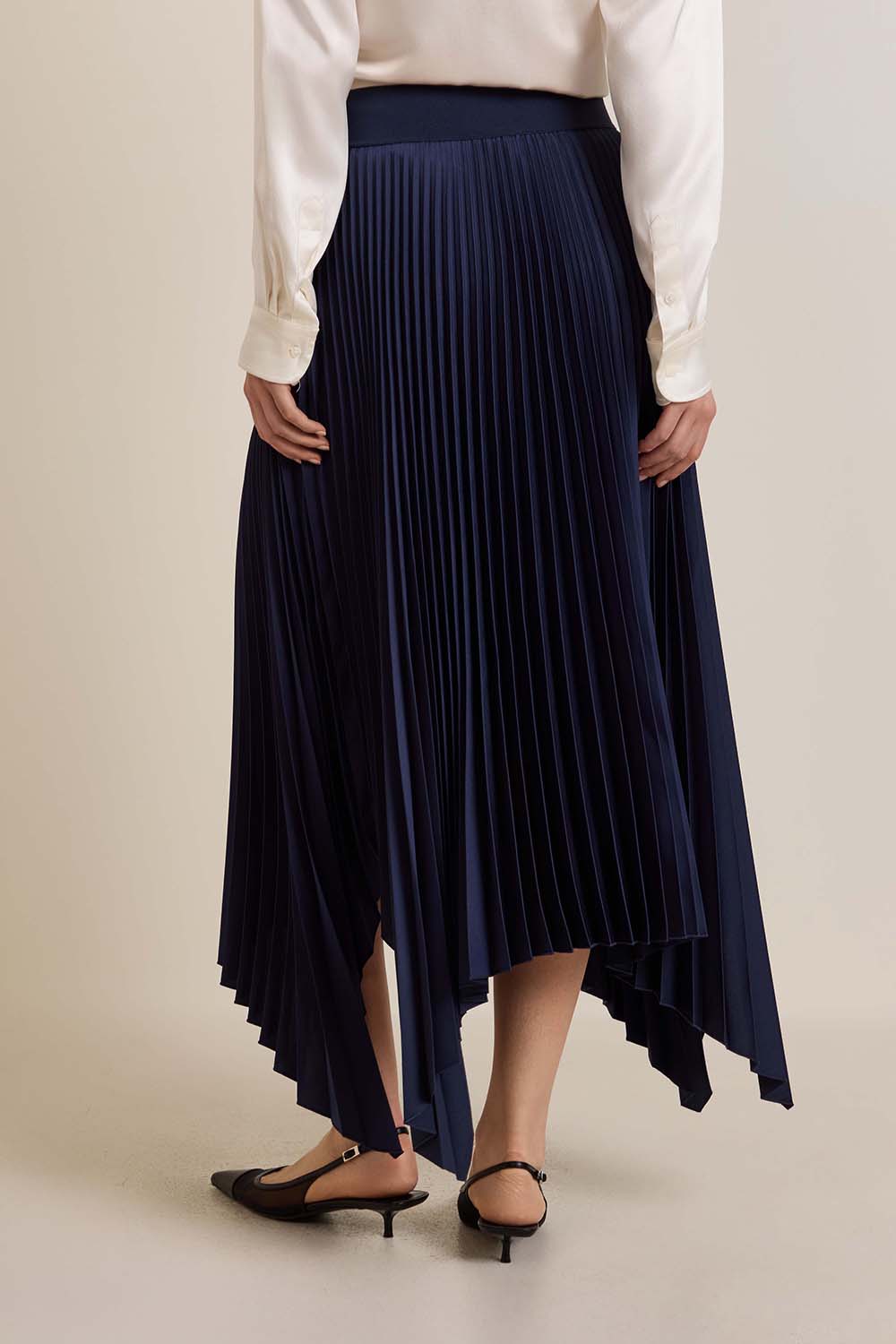 תמונת דוגמן אחורית של חצאית מידי פליסה